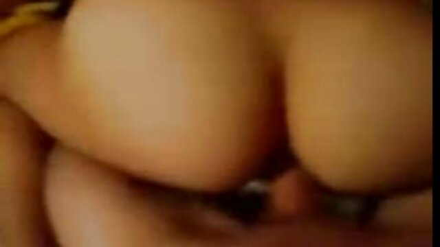 hd :  Ćelavi porno glumac jebe droljastu bezplatni pornići plavušu na kauču Seksi porno video 