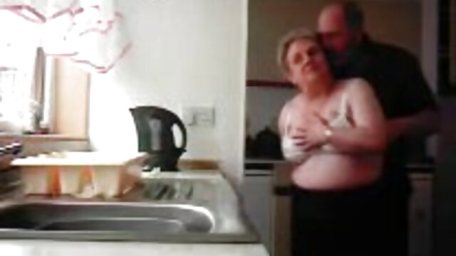 hd :  Guy besceremonalno  buši tinejdžersku macu poput divljeg divljaka Seksi porno video 