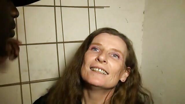hd :  Brineta amater voli pružati oralno  zadovoljstvo svom randyju Seksi porno video 