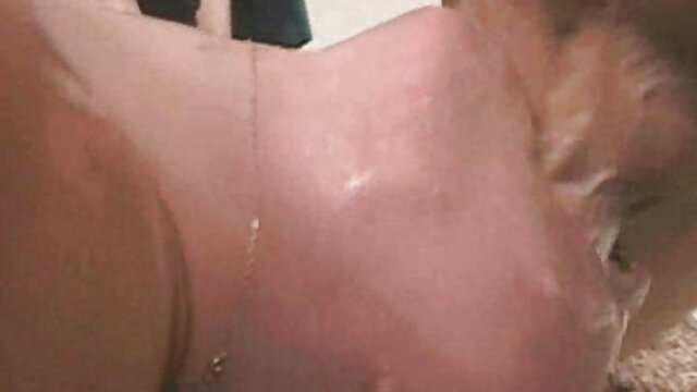 hd :  Prsata božica  nježno masturbira pred novim dečkom Seksi porno video 