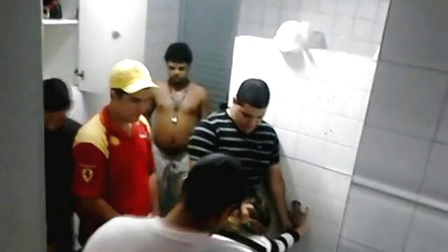 hd :  Dylan Phoenix s probušenim bradavicama pojebao je muškarac iza kamere Seksi porno video 