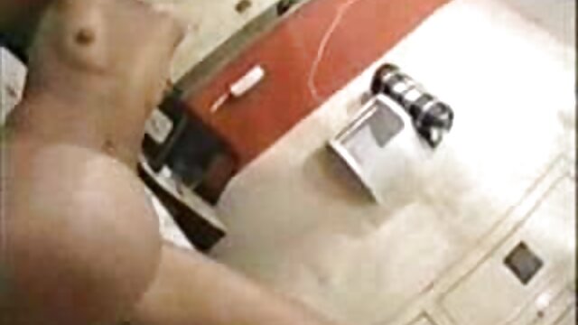 hd :  Ginger chick je svučen  i pojeban na kauču Seksi porno video 