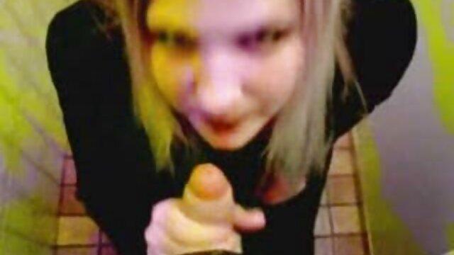 hd :  Crvenokosa  i plavuša mame prijateljicu u lezbijski analni trojac Seksi porno video 