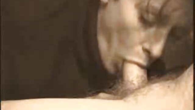 hd :  Prsna diva slavi Božić  masturbirajući slatkišima Seksi porno video 