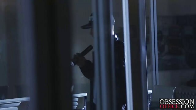 hd :  Zgodna plavuša se svlači i trlja  hvata kameru Seksi porno video 