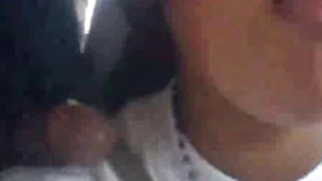 hd :  Kovrčava tinejdžerka  leži na leđima i izluđuje jebaču Seksi porno video 