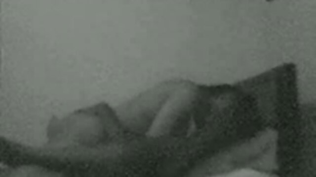 hd :  Tinejdžer u čarapama je u  troje s raskalašnim muškarcima i njegovom ženom Seksi porno video 